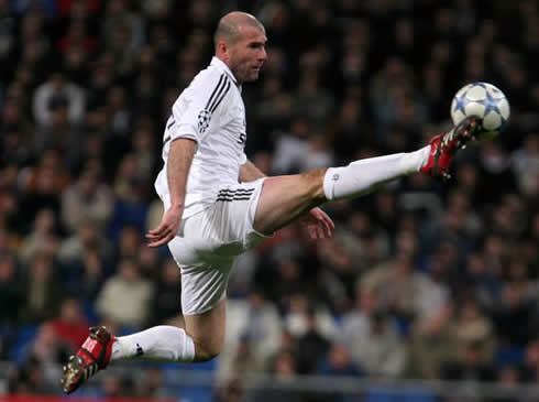 cristiano-ronaldo-429-zinedine-zidane-impressive-flexibility-to-control-the-ball-in-the-air-real-madrid